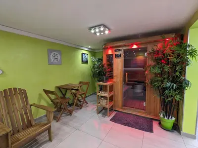 Coin salon dans l'établissement Chalet spacieux avec sauna, spa et baby-foot, proche stations de ski - FR-1-589-671