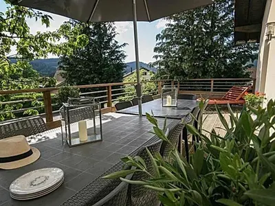 Balcon ou terrasse dans l'établissement Chalet spacieux avec sauna, spa et baby-foot, proche stations de ski - FR-1-589-671