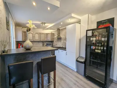 Cuisine ou kitchenette dans l'établissement Chalet spacieux avec sauna, spa et baby-foot, proche stations de ski - FR-1-589-671
