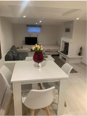 Cuisine ou kitchenette dans l'établissement Studio dans une maison avec parking