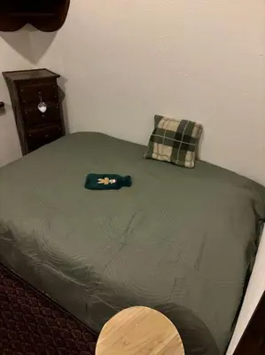 Un ou plusieurs lits dans un hébergement de l'établissement Studio douillet esprit chalet