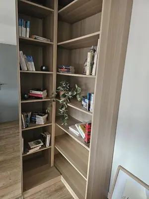 Bibliothèque dans l'appartement