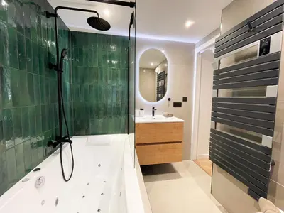Salle de bains dans l'établissement Suite Émeraude centre ville