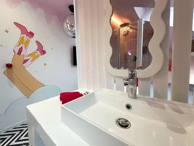 Salle de bains dans l'établissement Chambre Disco Paradisio