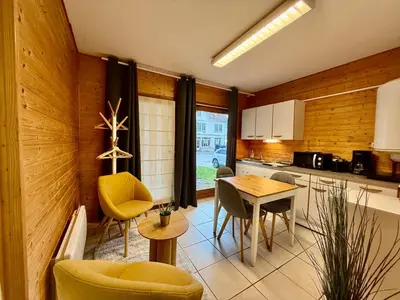 Cuisine ou kitchenette dans l'établissement Le Cocon des montagnes, entre lac et centre-ville