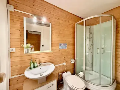 Salle de bains dans l'établissement Le Cocon des montagnes, entre lac et centre-ville