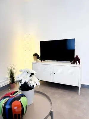 Télévision ou salle de divertissement dans l'établissement Le JOY, centre ville