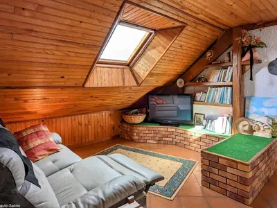Télévision ou salle de divertissement dans l'établissement Maison charmante avec jardin, terrasse et parking près du Ballon d'Alsace - FR-1-583-297