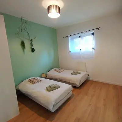Un ou plusieurs lits dans un hébergement de l'établissement Charmant Cottage