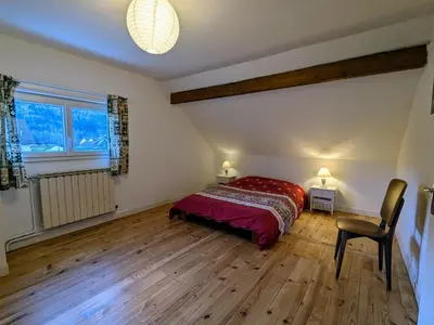 Un ou plusieurs lits dans un hébergement de l'établissement Gîte confortable avec terrasse et vue montagne, proche loisirs et pistes - FR-1-589-755