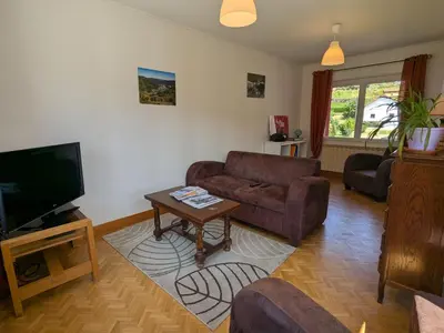 Télévision ou salle de divertissement dans l'établissement Gîte confortable avec terrasse et vue montagne, proche loisirs et pistes - FR-1-589-755