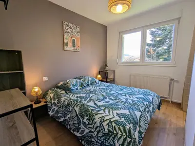 Plan de l'établissement Maison spacieuse avec spa et terrain de jeux en lisière de forêt - FR-1-589-757