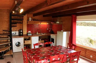 Cuisine ou kitchenette dans l'établissement Bouleau - Chalet en bois dans son écrin de verdure