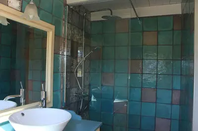 Salle de bains dans l'établissement Bouleau - Chalet en bois dans son écrin de verdure