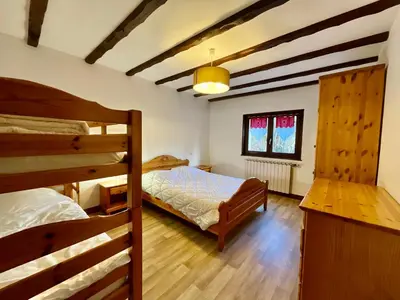 Un ou plusieurs lits dans un hébergement de l'établissement Le Grand Ours, appartement spacieux avec terrasse