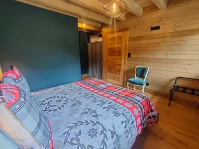Un ou plusieurs lits dans un hébergement de l'établissement Chalet familial avec sauna et terrasse près du lac - FR-1-589-758