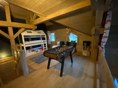 Coin salon dans l'établissement Chalet familial avec sauna et terrasse près du lac - FR-1-589-758