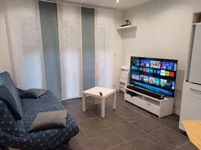Télévision ou salle de divertissement dans l'établissement Logement F1 neuf indépendant
