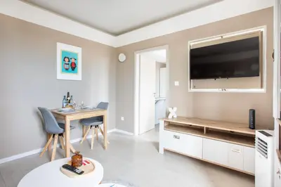 Télévision ou salle de divertissement dans l'établissement Le Tassigny à 2mn du centre avec Parking