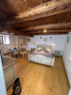 Coin salon dans l'établissement Gîte de la Rivière Enchantée