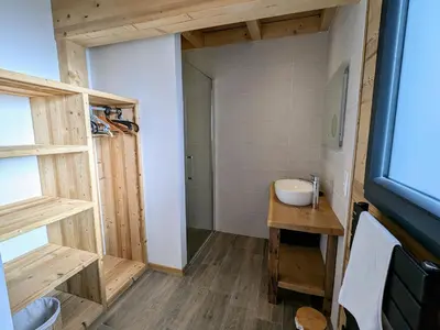 Salle de bains dans l'établissement Chalet grand confort avec sauna et balnéo - Proche stations de ski - FR-1-589-762