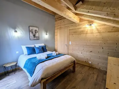 Un ou plusieurs lits dans un hébergement de l'établissement Chalet grand confort avec sauna et balnéo - Proche stations de ski - FR-1-589-762