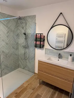 Salle de bains dans l'établissement Maison des chênes