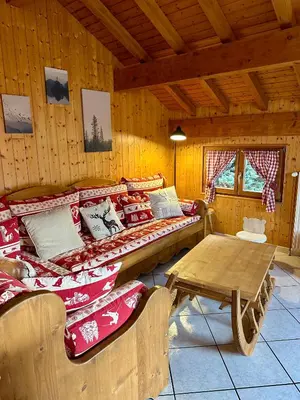 Coin salon dans l'établissement L'Orpin Givré - Chalet Caucalide avec grande terrasse, cheminée et sauna