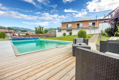 Piscine de l'établissement Gitedaval Maison famille et spa ou située à proximité