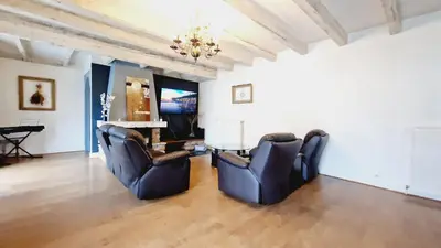 Télévision ou salle de divertissement dans l'établissement Gitedaval Maison famille et spa