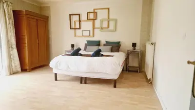 Un ou plusieurs lits dans un hébergement de l'établissement Gitedaval Maison famille et spa