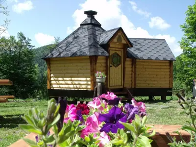 Jardin de l'établissement Cabane perchée avec terrasse, sauna et BBQ à Ferdrupt - FR-1-589-770