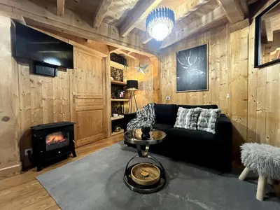 Télévision ou salle de divertissement dans l'établissement La Petite Maison