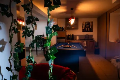 Un ou plusieurs lits dans un hébergement de l'établissement Perle d'eau-Love Room-Jacuzzi-Sauna-Proche Montbéliard et Belfort