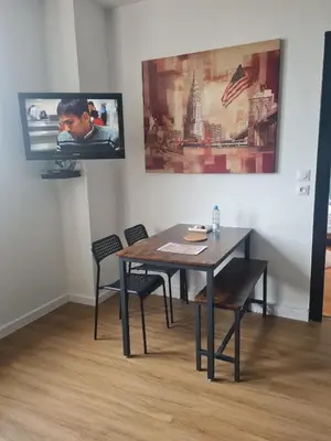 Télévision ou salle de divertissement dans l'établissement F2 chez Cathy et Mike wittenheim