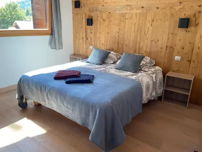 Un ou plusieurs lits dans un hébergement de l'établissement Chalet luxueux avec piscine intérieure