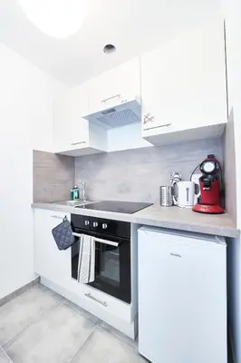 Cuisine ou kitchenette dans l'établissement RBB 1D-Studio 1 à 2 personnes tout équipé-1er étage