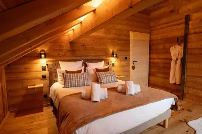 Un ou plusieurs lits dans un hébergement de l'établissement Chalet Les Cimes - Sauna - Jacuzzi