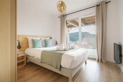 Un ou plusieurs lits dans un hébergement de l'établissement L’Alma - Magnifique maison avec jacuzzi