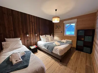 Un ou plusieurs lits dans un hébergement de l'établissement Chalet PLUME D'EAU - jacuzzi, piscine et pétanque