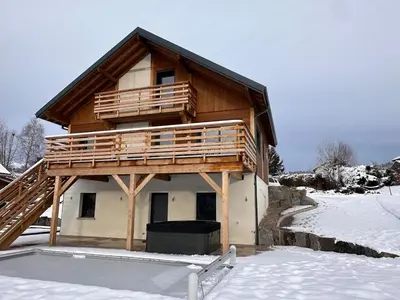 L'établissement Chalet PLUME D'EAU - jacuzzi, piscine et pétanque en hiver