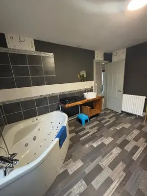 Salle de bains dans l'établissement Gîte 205 m2 avec piscine et jacuzzi