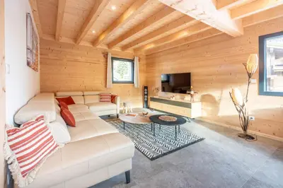 Coin salon dans l'établissement Chalet L'Echappée Belle, luxury with spa and sauna