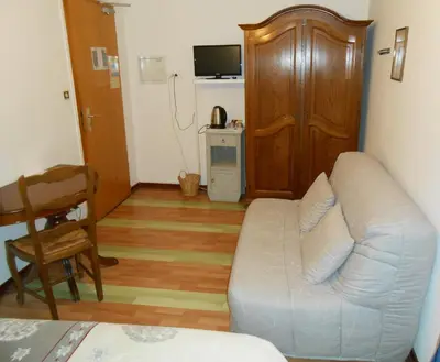 Télévision ou salle de divertissement dans l'établissement Au Fief du Château