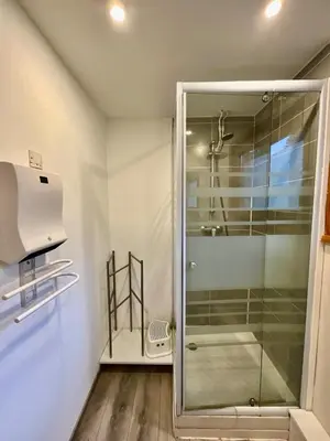 Salle de bains dans l'établissement Chalet Les 3 Lueurs, authentique au pied de pistes
