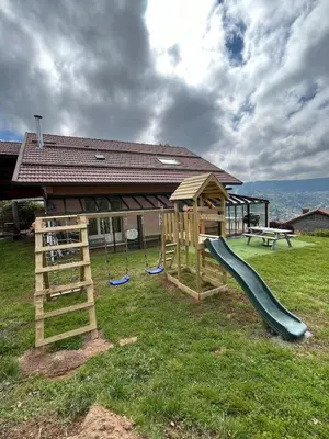 Aire de jeux pour enfants de l'établissement Aux balcons des xettes