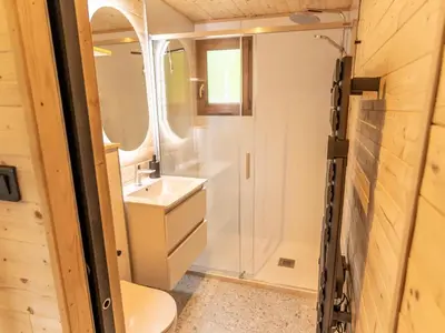 Salle de bains dans l'établissement Chalet moderne avec cheminée et animaux bienvenus proche de Gérardmer - FR-1-589-778