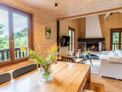 Coin salon dans l'établissement Chalet moderne avec cheminée et animaux bienvenus proche de Gérardmer - FR-1-589-778