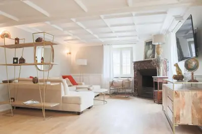 Télévision ou salle de divertissement dans l'établissement L 'imperial, Elegance & Volupté
