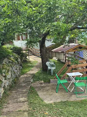 Jardin de l'établissement Chalet sous les sapins, calme, superbe vue avec piscine et sauna